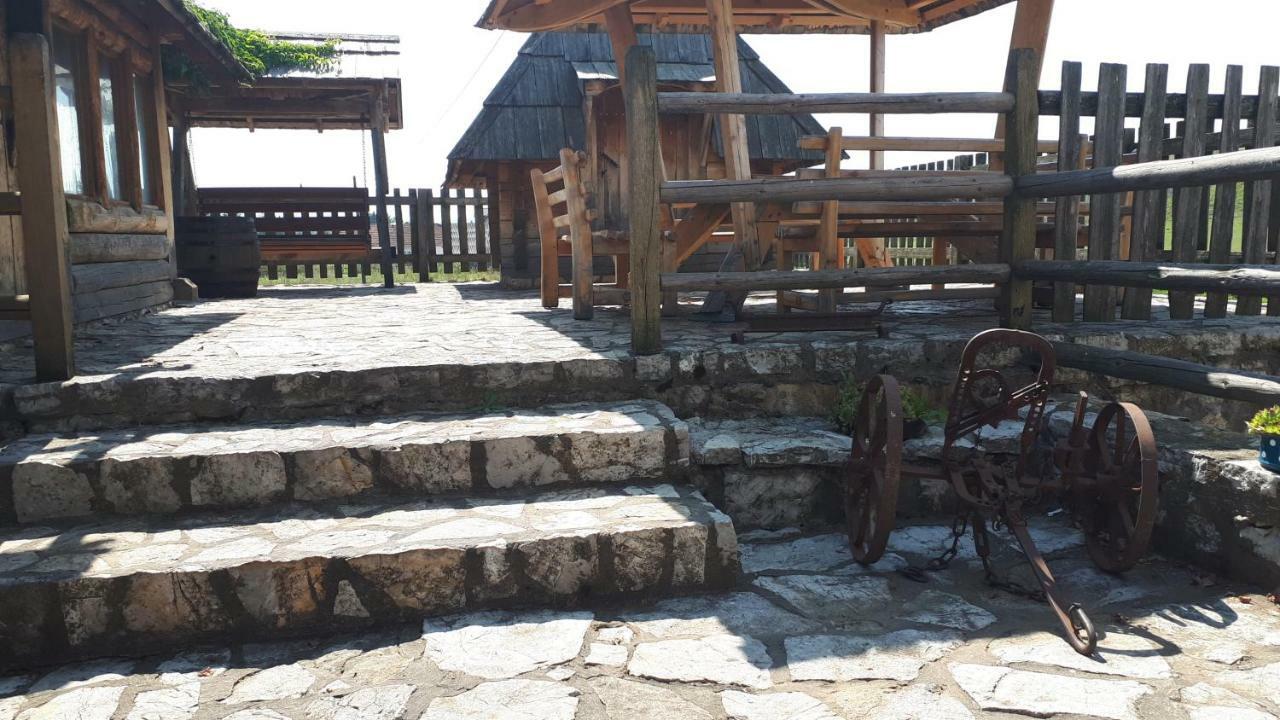 Konoba Ognjiste Bed & Breakfast Sokolac  ภายนอก รูปภาพ